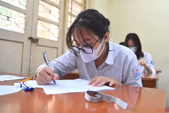 Học sinh Hà Nội bước vào môn thi đầu tiên kỳ tuyển sinh lớp 10 THPT
