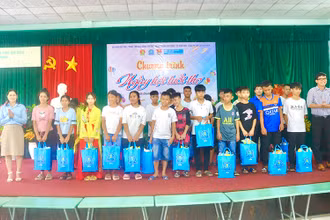 Tặng quà cho trẻ em tại Làng Trẻ em SOS Quy Nhơn, thành phố Quy Nhơn, tỉnh Bình Định.