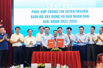 Tổng Biên tập Báo Nhân Dân Lê Quốc Minh và Bộ trưởng Xây dựng Nguyễn Thanh Nghị ký kết Chương trình phối hợp thông tin tuyên truyền giữa hai cơ quan. (Ảnh: THÀNH ĐẠT)