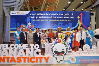 Đón và tặng quà các du khách Hàn Quốc.