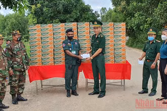 Lãnh đạo Đồn Biên phòng Long Khốt (huyện Vĩnh Hưng, Long An) trao tiền và quà hỗ trợ Campuchia dịp bầu cử Hội đồng xã, phường năm 2022.