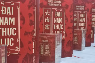 Bộ sách sử "Đại nam thực lục" - 10 tập.