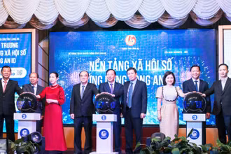 Lãnh đạo tỉnh Long An ấn nút ra mắt nền tảng xã hội số - ứng dụng Long An ID.