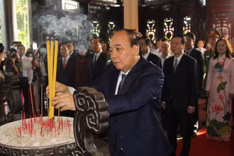 Chủ tịch nước Nguyễn Xuân Phúc dâng hương tại Khu tưởng niệm Chủ tịch Hội đồng Bộ trưởng Phạm Hùng.