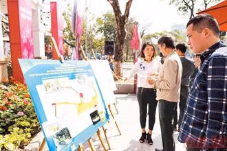 Người dân Thủ đô xem phương án Quy hoạch tổng thể mặt bằng xây dựng ga ngầm tuyến đường sắt đô thị Nam Thăng Long-Trần Hưng Đạo. (Ảnh: Duy Linh)