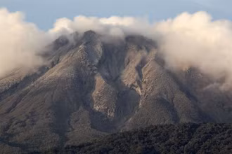 Núi lửa Bulusan ở thị trấn Irosin, tỉnh Sorsogon, miền đông Philippines. (Ảnh: Reuters)