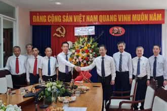 Đồng chí Nguyễn Văn Quảng tặng hoa chúc mừng cán bộ phóng viên Cơ quan Thường trực Báo Nhân Dân tại Đà Nẵng.