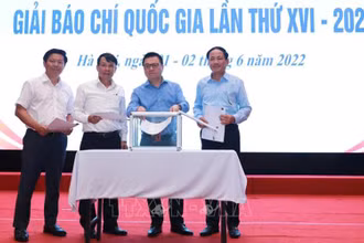 Chủ tịch Hội đồng Giải báo chí quốc gia, Chủ tịch Hội đồng Chung khảo Giải báo chí Quốc gia lần thứ XVI - năm 2021 Lê Quốc Minh, Phó Chủ tịch Thường trực Nguyễn Đức Lợi, Phó Chủ tịch Trần Thanh Lâm, Phó Chủ tịch Phạm Anh Tuấn bỏ phiếu chấm Chung khảo. (Ảnh: Hoàng Hiếu/TTXVN)