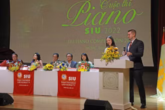 Ban giám khảo Cuộc thi Piano SIU mùa đầu tiên đang trao đổi về thể lệ chương trình.