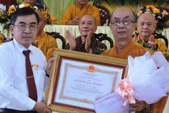 Trưởng Ban Dân vận Tỉnh ủy BếnTre Bùi Văn Bia trao Huân chương Lao động hạng Ba, trao hoa chúc mừng Hòa thượng Thích Nhựt Tấn.