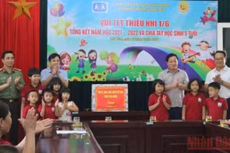 Chủ tịch UBND tỉnh Thái Bình Nguyễn Khắc Thận (thứ 2 từ phải sang) trao quà cho trẻ em tại Làng trẻ em SOS Thái Bình.