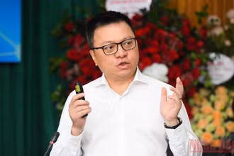 Tổng Biên tập Báo Nhân Dân Lê Quốc Minh chia sẻ về chuyển đổi số báo chí tại hội thảo. (Ảnh: THÀNH ĐẠT)
