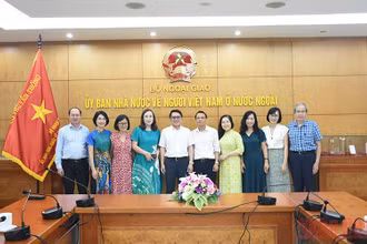 Lãnh đạo Ủy ban Nhà nước về người Việt Nam ở nước ngoài chụp ảnh cùng kiều bào. (Ảnh: Ủy ban Nhà nước về người Việt Nam ở nước ngoài)