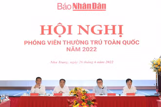 Đoàn Chủ tịch điều hành hội nghị.