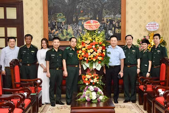 Phó Tổng Biên tập Phan Văn Hùng tiếp đoàn đại biểu Bộ Tư lệnh Bộ đội Biên phòng. (Ảnh: TRẦN HẢI)