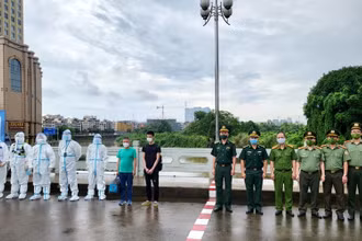 Lực lượng chức năng thành phố Móng Cái (Việt Nam) bàn giao 2 đối tượng cho cơ quan chức năng Trung Quốc.