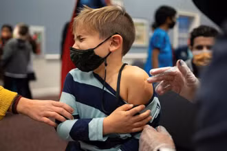 Em Levi Forst, 7 tuổi, được tiêm vaccine ngừa Covid-19 tại bang Pennsylvania, Mỹ, tháng 11/2021. (Ảnh: Reuters)
