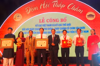 Trao chứng nhận xác lập kỷ lục Việt Nam đối với Tháp Phú Diên.