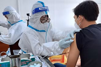 Người dân tham gia tiêm vaccine liều nhắc lại phòng Covid-19 ngay sau lễ phát động tại Cà Mau.