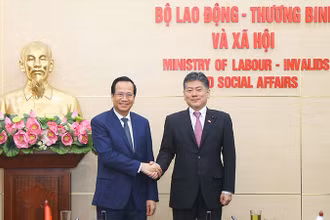 Bộ trưởng Lao động-Thương binh và Xã hội Đào Ngọc Dung tiếp Bộ trưởng Tư pháp Nhật Bản Furukawa Yoshihisa (Ảnh: Molisa).