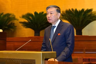 Bộ trưởng Công an Tô Lâm trình bày Tờ trình về dự thảo Nghị quyết về thí điểm mô hình tổ chức hoạt động lao động, hướng nghiệp, dạy nghề cho phạm nhân ngoài trại giam. (Ảnh: LINH NGUYÊN)