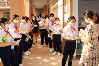 Giám thị đọc số báo danh cho thí sinh vào phòng thi.