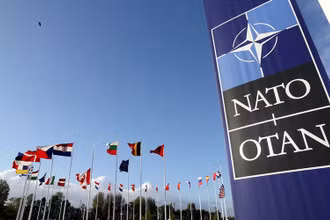 Cờ của các quốc gia thành viên bên ngoài trụ sở NATO tại Brussels, Bỉ, ngày 21/10/2021. (Ảnh: Reuters)
