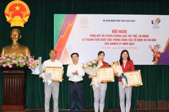 Chủ tịch UBND tỉnh Nam Định Phạm Đình Nghị trao tặng Bằng khen cho các vận động viên, huấn luyện viên xuất sắc tại SEA Games 31.