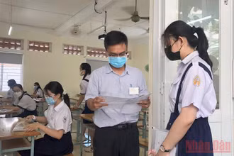 Các thí sinh tại điểm thi Trường trung học phổ thông Bùi Thị Xuân, quận 1, TP Hồ Chí Minh. )Ảnh: CAO TÂN)