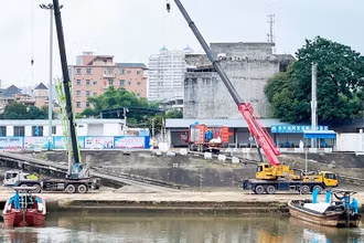 Cửa khẩu Ka Long (thành phố Móng Cái, Việt Nam)-Bến biên mậu Đông Hưng (Trung Quốc) chính thức thông quan từ ngày 17/6.