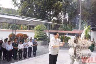 Thủ tướng Phạm Minh Chính cùng các thành viên đoàn công tác dâng hoa, dâng hương tại Khu mộ 10 Thanh niên xung phong hy sinh tại Ngã ba Đồng Lộc. Ảnh: NGÔ TUẤN