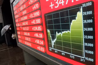 Bảng hiển thị chỉ số Nikkei tại Tokyo, Nhật Bản, ngày 15/2/2021. (Ảnh: Reuters)