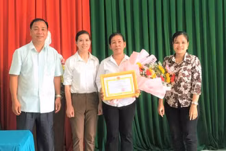 Lãnh đạo Ủy ban nhân dân thành phố Long Khánh tặng Giấy khen cho chị Phụng.