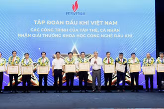 Các tập thể, cá nhân nhận giải thưởng khoa học công nghệ dầu khí.