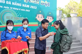 Tặng hoa cho các “chiến sĩ nhí”.
