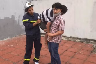 Lực lượng công an kịp thời cứu người có ý định tự tử.