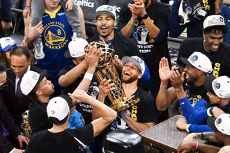 Các thành viên đội bóng Golden State Warriors ăn mừng chức vô địch sau game 6 sáng 17/6. (Ảnh: Reuters)