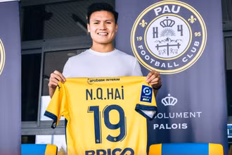 Quang Hải và chiếc áo số 19 quen thuộc ở đội bóng mới. (Ảnh: Pau FC)