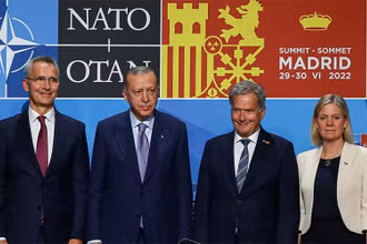 Tổng Thư ký NATO Jens Stoltenberg, Tổng thống Thổ Nhĩ Kỳ Tayyip Erdogan, Tổng thống Phần Lan Sauli Niinisto và Thủ tướng Thụy Điển Magdalena Andersson tham gia hội nghị thượng đỉnh NATO tại Madrid, ngày 28/6. (Ảnh: Reuters)