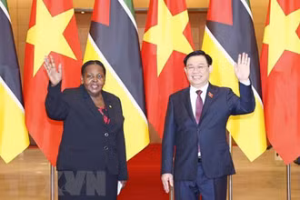 Chủ tịch Quốc hội Vương Đình Huệ và Chủ tịch Quốc hội Cộng hòa Mozambique Esperanca Laurinda Francisco Nhiuane Bias chụp ảnh chung. (Ảnh: Doãn Tấn/TTXVN)