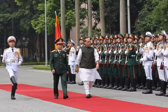 Bộ trưởng Quốc phòng Phan Văn Giang và Ngài Rajnath Singh, Bộ trưởng Quốc phòng Ấn Độ, duyêt đội danh dự.   