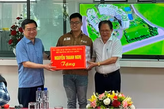 Bộ trưởng Xây dựng Nguyễn Thanh Nghị tặng quà cho công nhân Công ty TNHH MTV Hóa chất Đức Giang-Lào Cai.