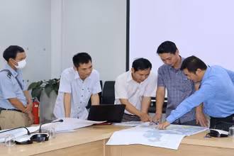Đại diện các đơn vị thống nhất các vị trí đất bàn giao trên bản đồ.