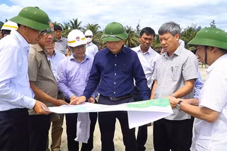 Đoàn công tác khảo sát tại bờ biển Cửa Đại (Hội An).