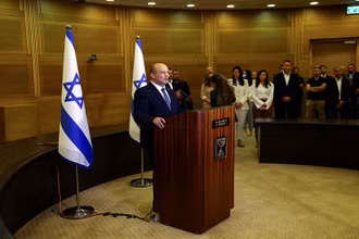 Thủ tướng Bennett phát biểu trước truyền thông tại trụ sở Quốc hội Israel, ngày 29/6. (Ảnh: Reuters)
