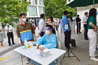 Một điểm xét nghiệm Covid-19 ở Bắc Kinh, Trung Quốc. (Ảnh: Hữu Hưng)