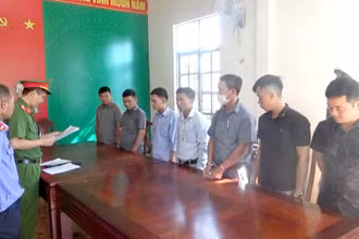 Cơ quan chức năng tống đạt quyết định khởi tố vụ án, khởi tố các bị can.