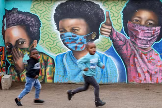 Một góc của khu vực Kliptown tại Soweto, gần TP Johannesburg, Nam Phi, trong đợt bùng phát Covid-19 tháng 10/2021. (Ảnh: Reuters)