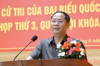 Phó Chủ tịch Quốc hội Trần Quang Phương phát biểu tại buổi tiếp xúc cử tri huyện Lý Sơn.
