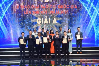 Thủ tướng Chính phủ Phạm Minh Chính và Trưởng Ban Tuyên giáo Trung ương Nguyễn Trọng Nghĩa trao giải A cho các tác giả, đại diện nhóm tác giả đoạt giải. (Ảnh: TRẦN HẢI)